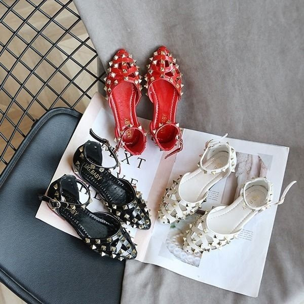 Sandale fete model ascutit cu carouri metalice