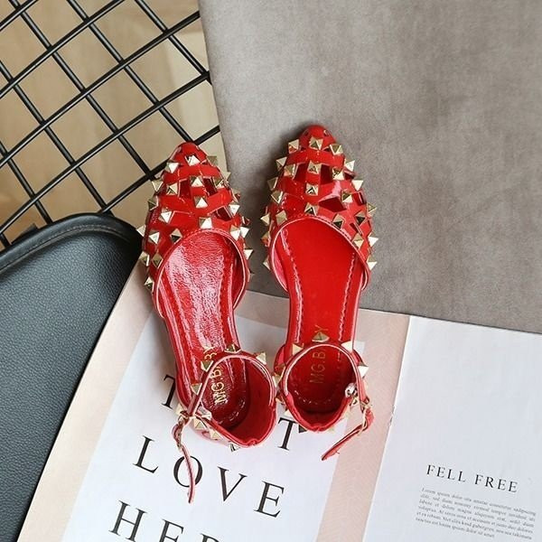 Sandale fete model ascutit cu carouri metalice