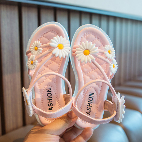 Model nou de sandale pentru copii cu margarete element 3D pentru fete