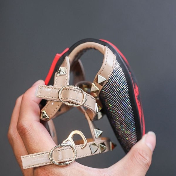 Sandale fete model ascutit cu carouri metalice