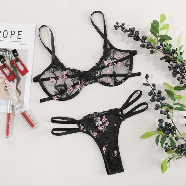 Set intim de dama actual cu dantela si broderie