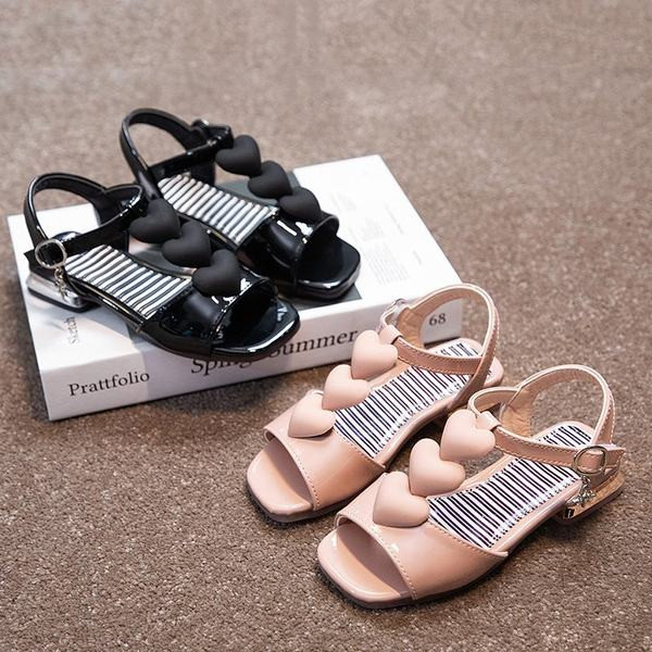 Dječje sandale sa srcima i ukrasom na kopči