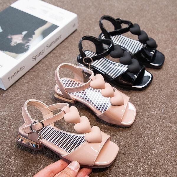 Dječje sandale sa srcima i ukrasom na kopči