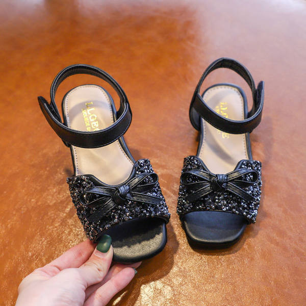 Sandale moderne pentru copii cu un element strălucitor și o panglică