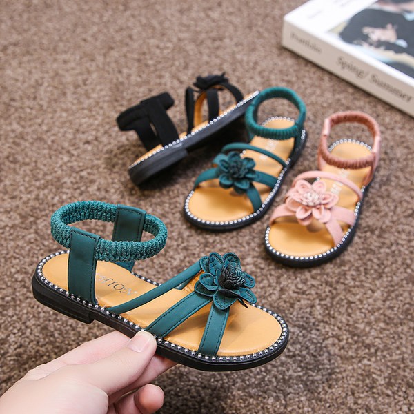 Sandale actuale cu o floare și o talpă plată - pentru fete