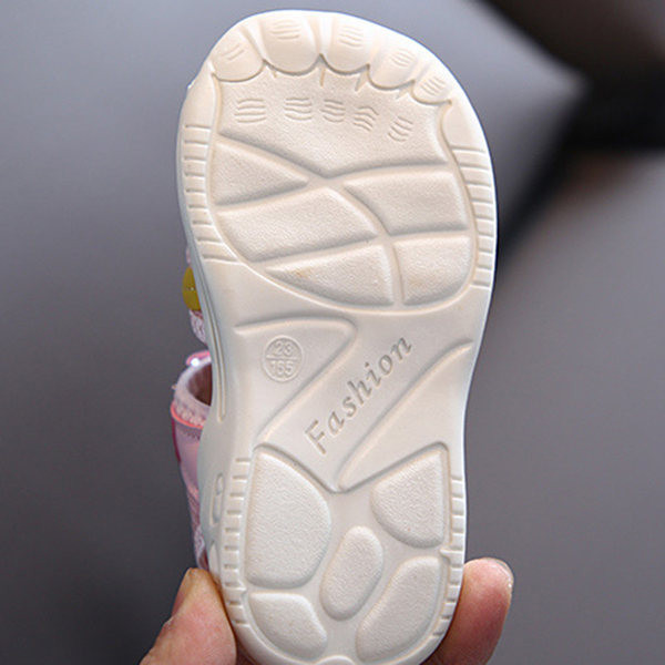 Model nou de sandale pentru copii potrivite pentru fete