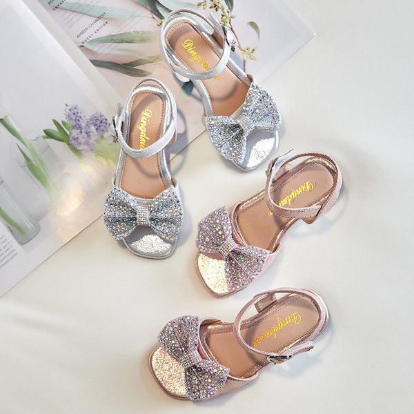 Model nou de sandale pentru copii cu panglica si bretele pentru fete