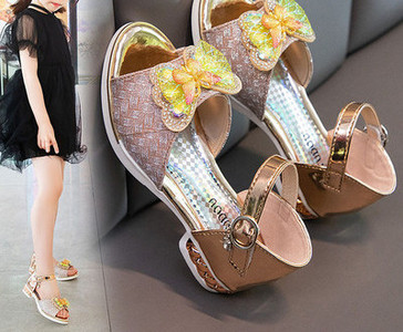 Sandale moderne pentru copii cu toc și element 3D pentru fete