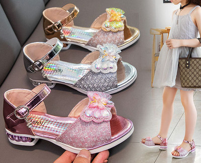 Sandale moderne pentru copii cu toc și element 3D pentru fete