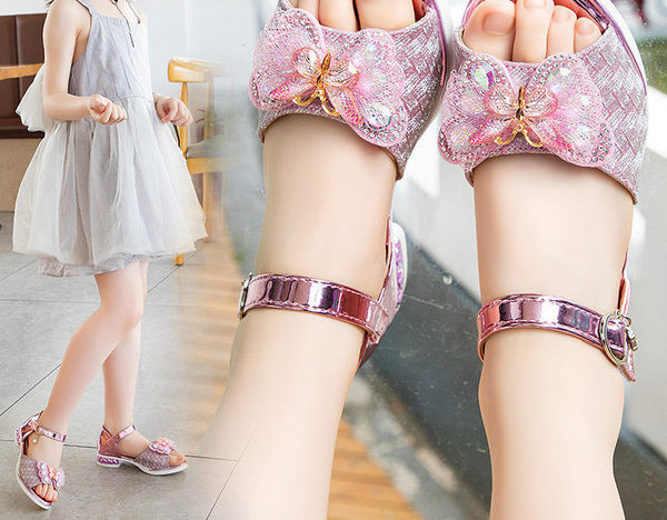 Sandale moderne pentru copii cu toc și element 3D pentru fete