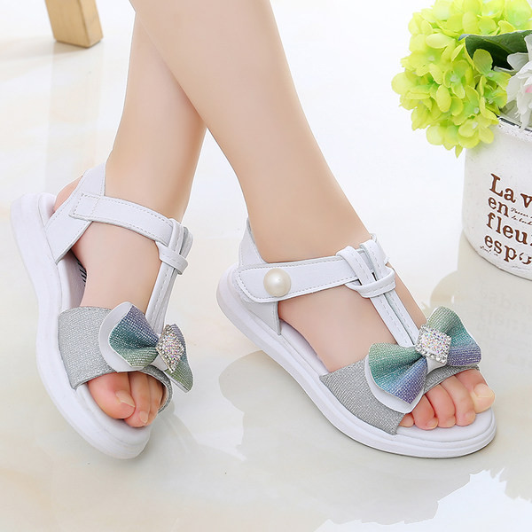 Sandale pentru copii cu efect lucios si panglica