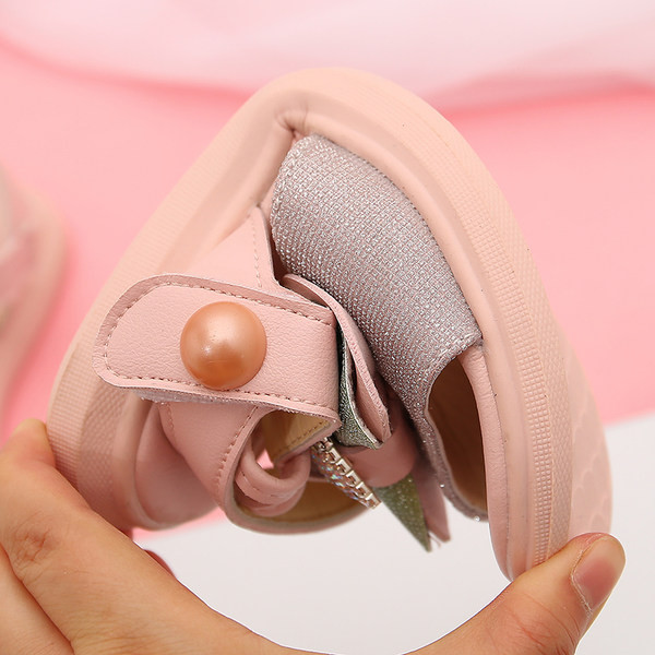 Sandale pentru copii cu efect lucios si panglica