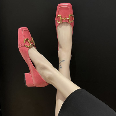 Model nou de pantofi casual cu decor metalic si toc jos