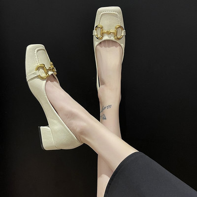 Model nou de pantofi casual cu decor metalic si toc jos