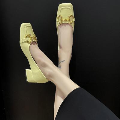 Model nou de pantofi casual cu decor metalic si toc jos