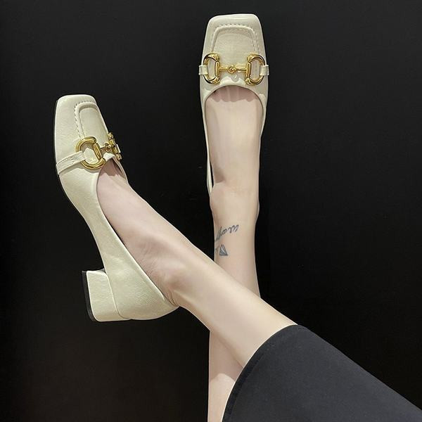 Model nou de pantofi casual cu decor metalic si toc jos