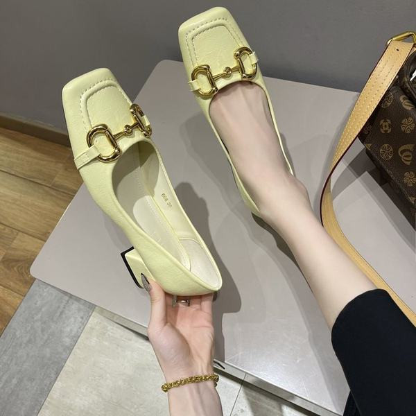 Model nou de pantofi casual cu decor metalic si toc jos