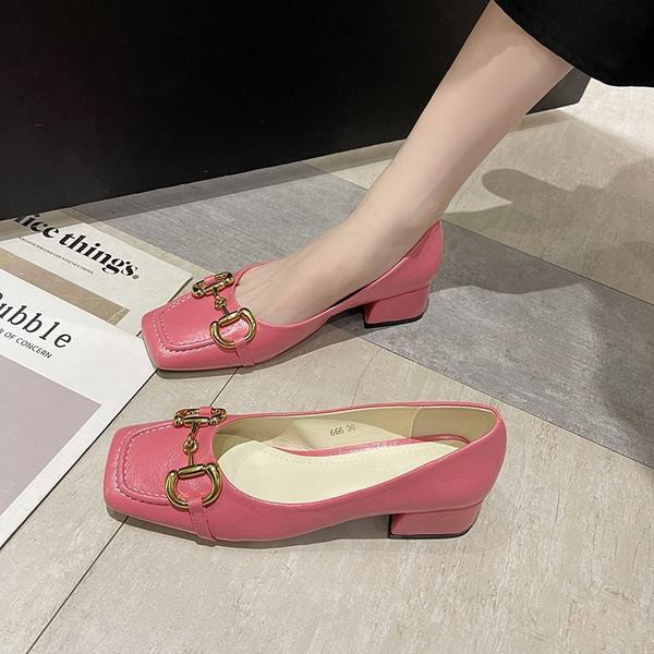 Model nou de pantofi casual cu decor metalic si toc jos