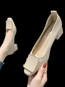 Ležerne cipele s niskim petama i metalnim ukrasima