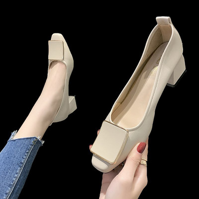 Ležerne cipele s niskim petama i metalnim ukrasima