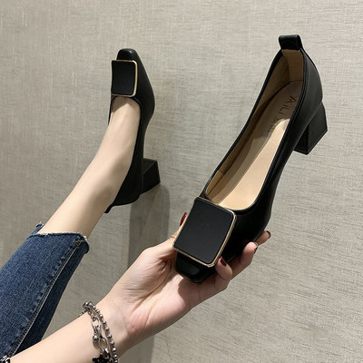 Ležerne cipele s niskim petama i metalnim ukrasima