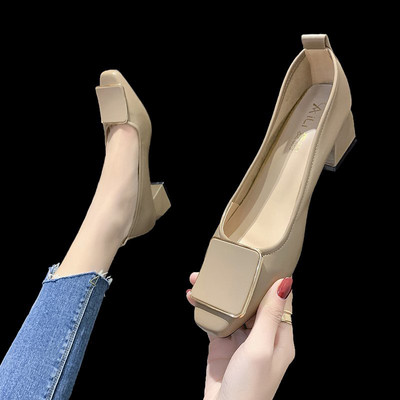 Ležerne cipele s niskim petama i metalnim ukrasima