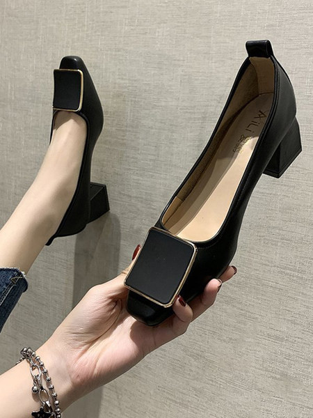 Ležerne cipele s niskim petama i metalnim ukrasima