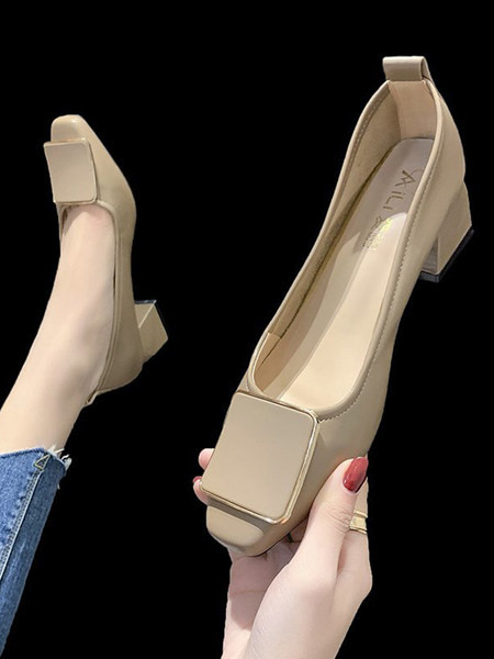 Ležerne cipele s niskim petama i metalnim ukrasima