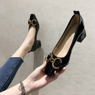 Model nou de pantofi de primavara cu decor metalic