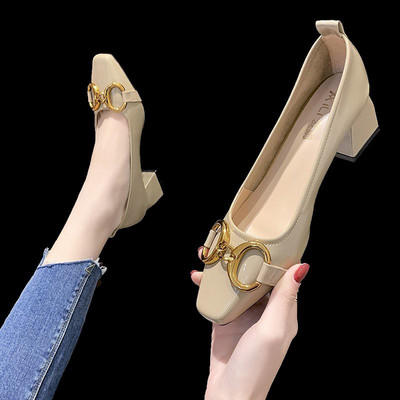 Model nou de pantofi de primavara cu decor metalic