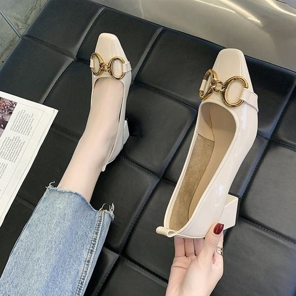 Model nou de pantofi de primavara cu decor metalic