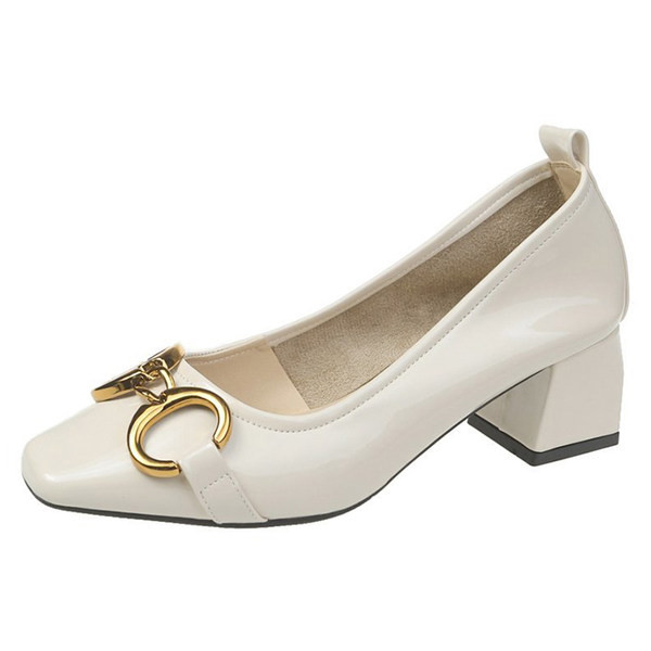 Model nou de pantofi de primavara cu decor metalic