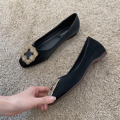 Pantofi moderni de dama cu catarama patrata