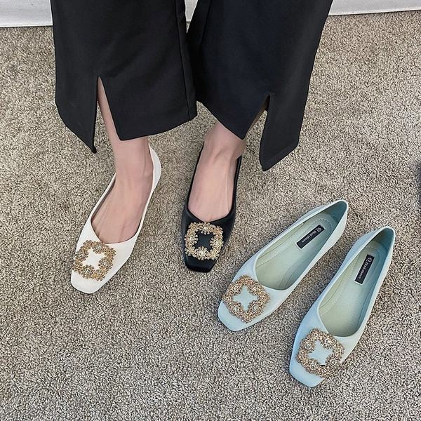 Pantofi moderni de dama cu catarama patrata