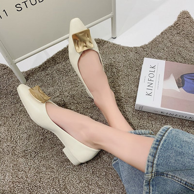 Νέο μοντέλο ανοιξιάτικα παπούτσια με μεταλλική διακόσμηση