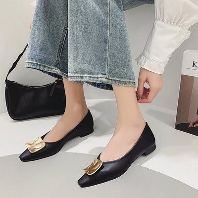 Νέο μοντέλο ανοιξιάτικα παπούτσια με μεταλλική διακόσμηση