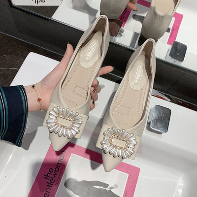 Γυναικεία έκο δερμάτινα παπούτσια με επίπεδη σόλα και πέρλες