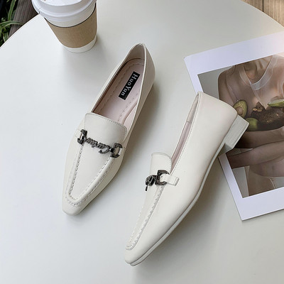 Model nou de pantofi ascuțit cu decor metalic pentru femei