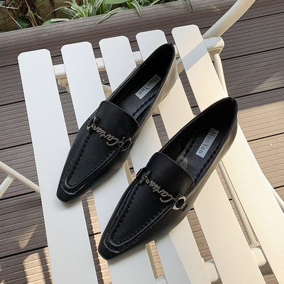 Model nou de pantofi ascuțit cu decor metalic pentru femei