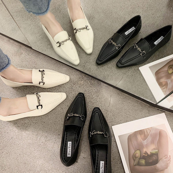 Model nou de pantofi ascuțit cu decor metalic pentru femei