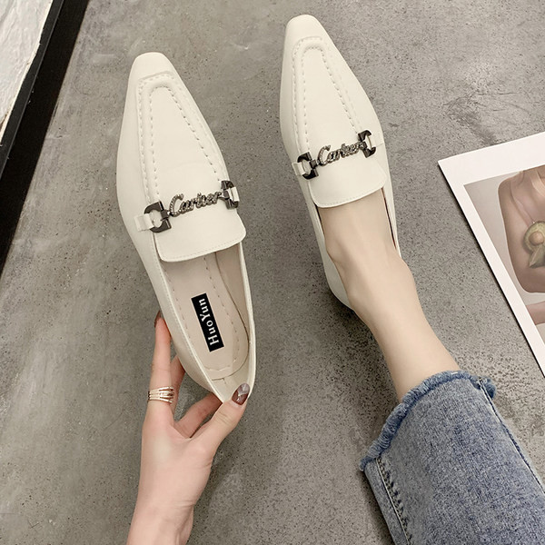 Model nou de pantofi ascuțit cu decor metalic pentru femei