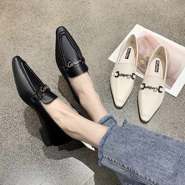 Model nou de pantofi ascuțit cu decor metalic pentru femei