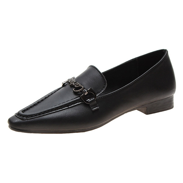 Model nou de pantofi ascuțit cu decor metalic pentru femei