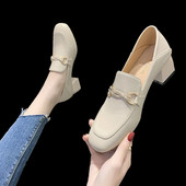 Model nou de pantofi de primavara cu decor metalic si pietre