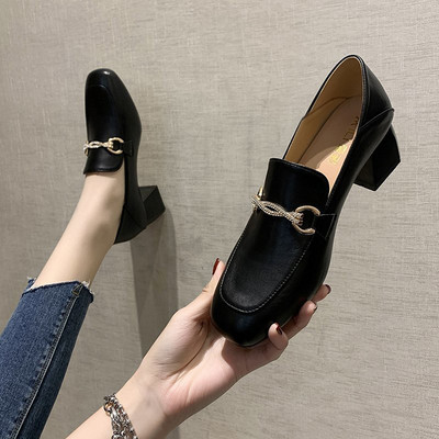 Model nou de pantofi de primavara cu decor metalic si pietre