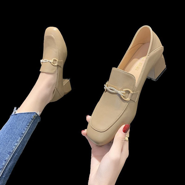 Model nou de pantofi de primavara cu decor metalic si pietre