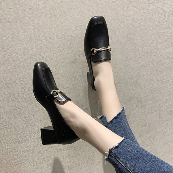 Model nou de pantofi de primavara cu decor metalic si pietre