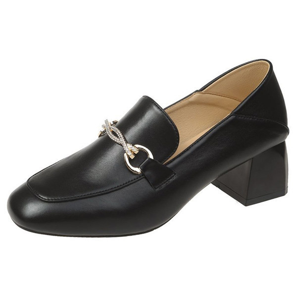 Model nou de pantofi de primavara cu decor metalic si pietre