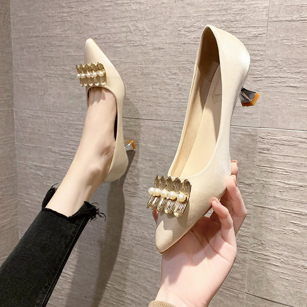 Pantofi casual cu toc mic și perle