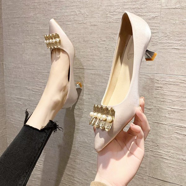 Pantofi casual cu toc mic și perle